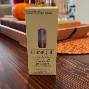 Clinique Dramatically Different Moisturizing Gel - BNWT